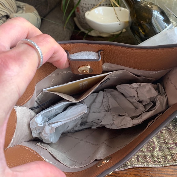 Authentic MICHAEL KORS Signature leather snap magnetic top Crossbody - Picture 9 of 15